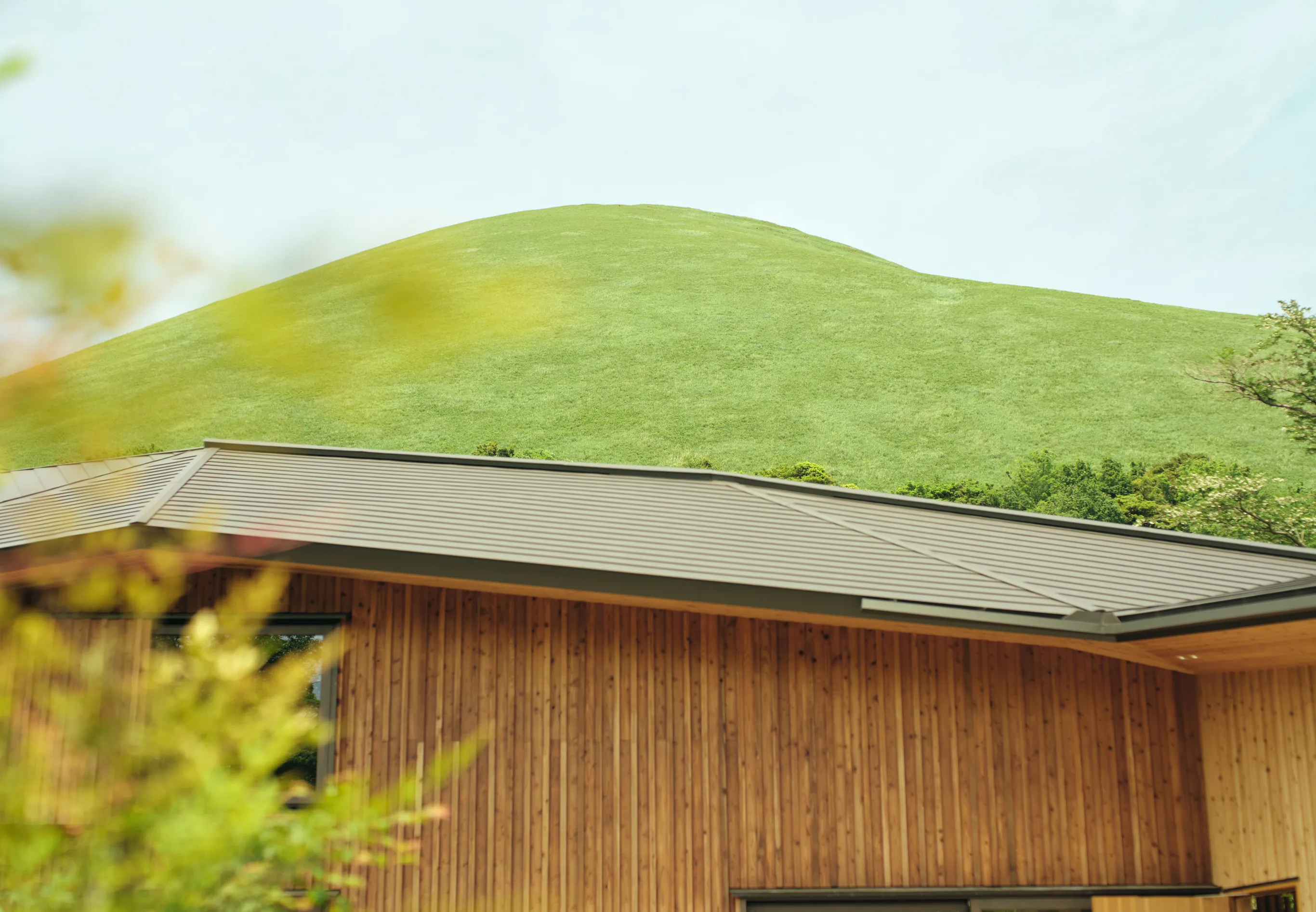 ホテルの正面には大室山を望む