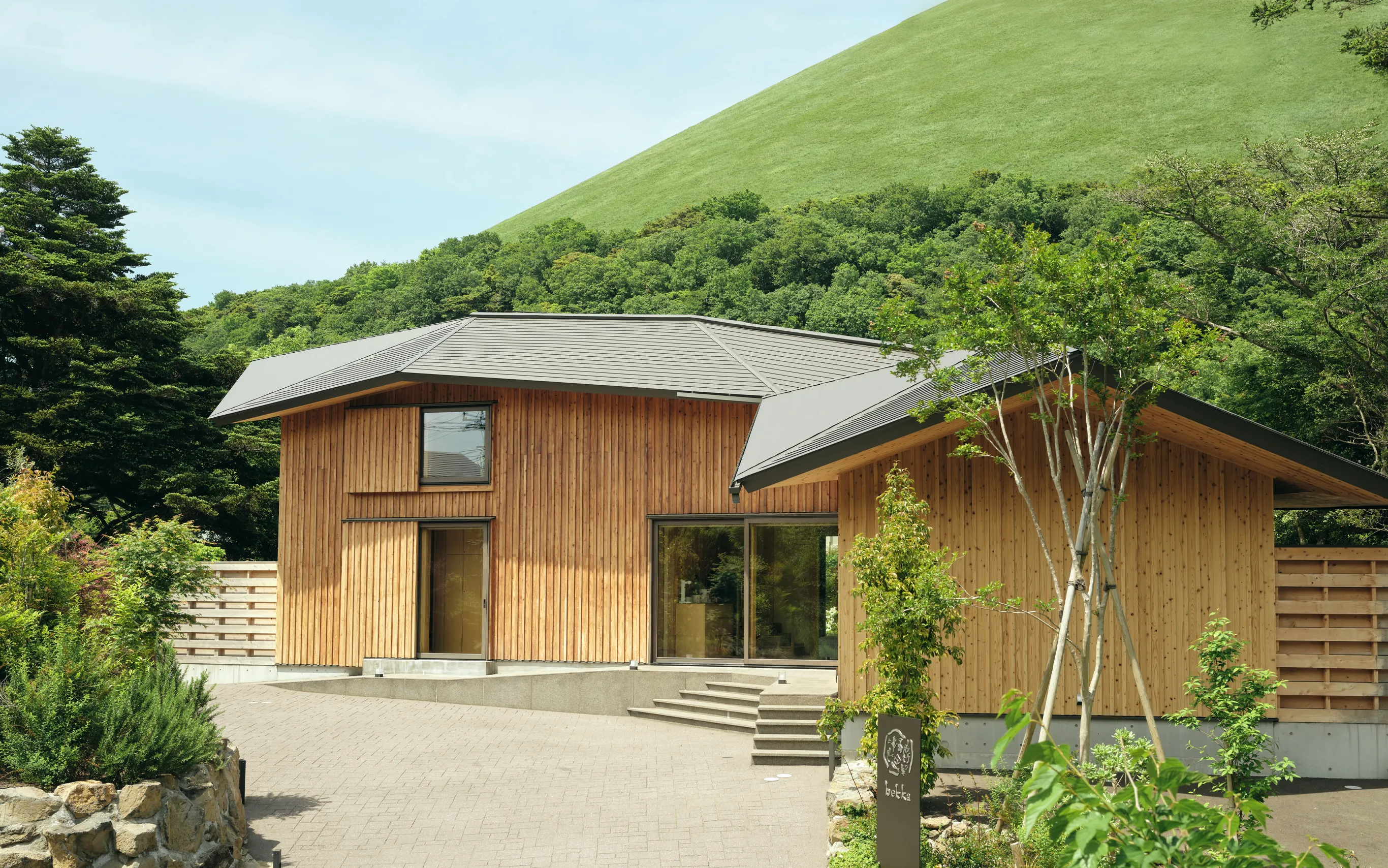 ホテル全景。1日1組限定の1棟貸し。正面に大室山を望む