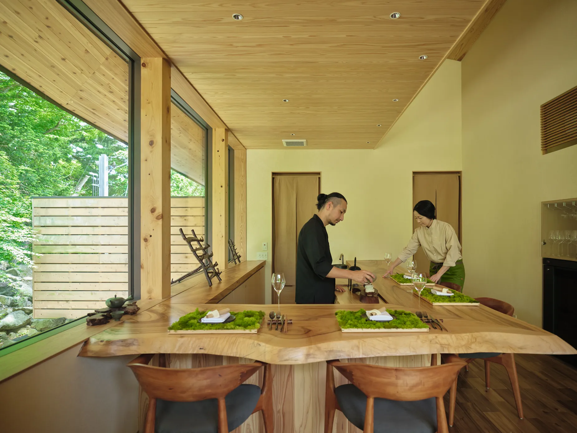 The Kyoto course begins with Kirari 31, freshly rubbed green tea imported from Kyoto.